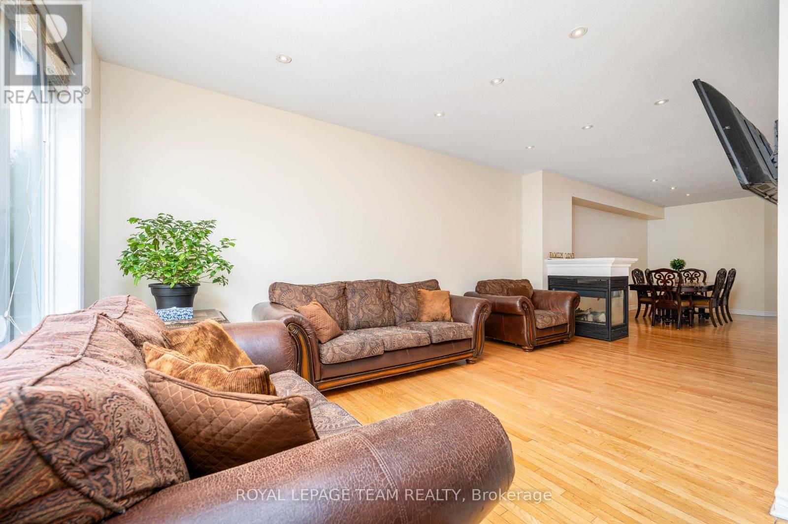 












357 WIDGEON WAY

,
Ottawa,




Ontario
K1T0G1

