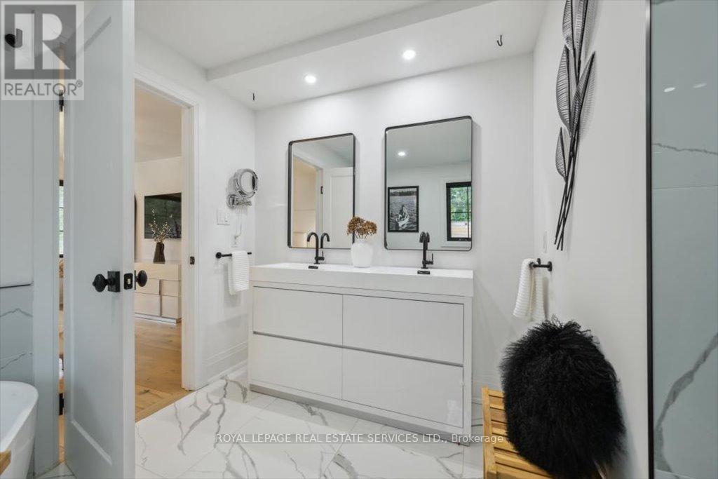 












169 OAKES DRIVE

,
Mississauga,




Ontario
L5G3M2

