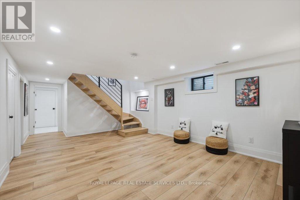 












169 OAKES DRIVE

,
Mississauga,




Ontario
L5G3M2


