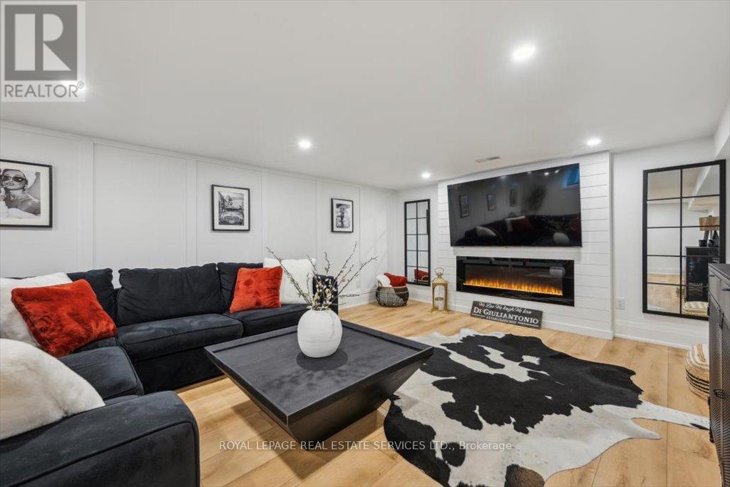 












169 OAKES DRIVE

,
Mississauga,




Ontario
L5G3M2

