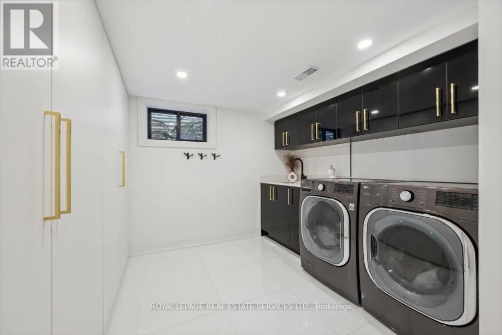












169 OAKES DRIVE

,
Mississauga,




Ontario
L5G3M2

