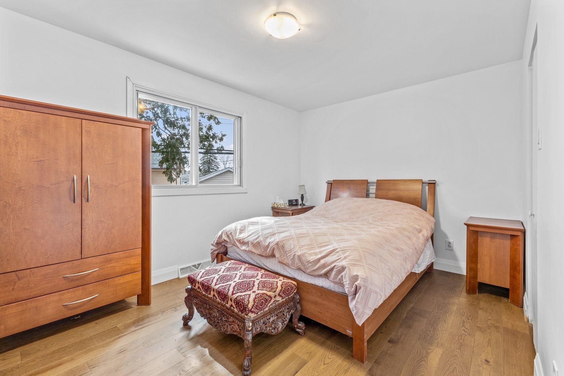 









89


Rue Sauvé

,
Dollard-des-Ormeaux,




QC
H9A1C4

