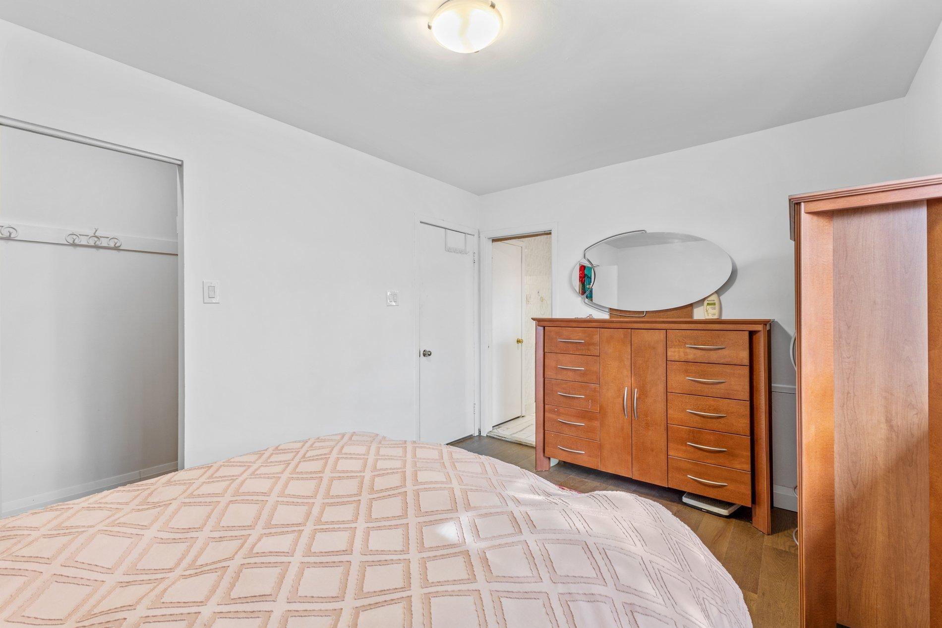 









89


Rue Sauvé

,
Dollard-des-Ormeaux,




QC
H9A1C4

