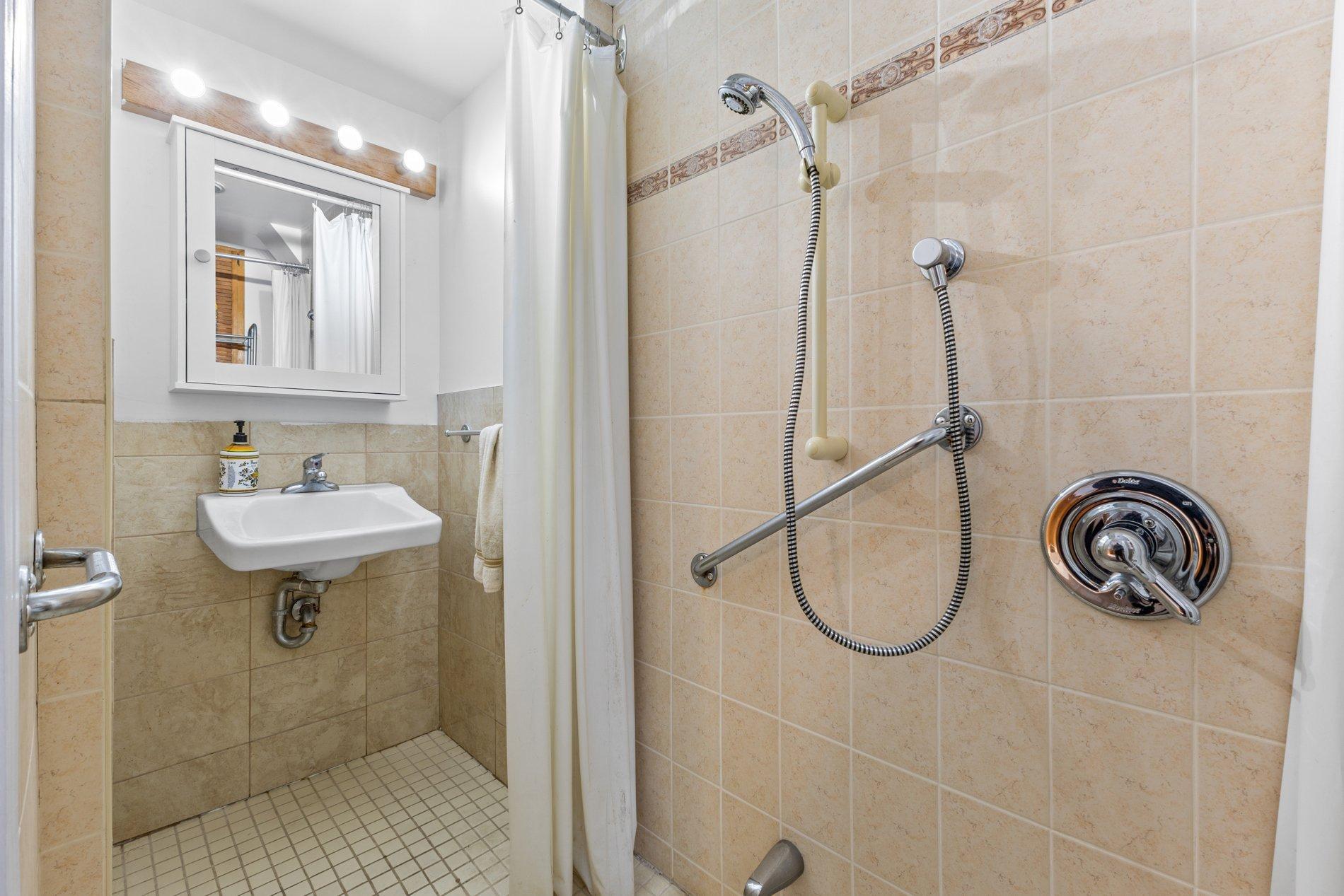 









89


Rue Sauvé

,
Dollard-des-Ormeaux,




QC
H9A1C4

