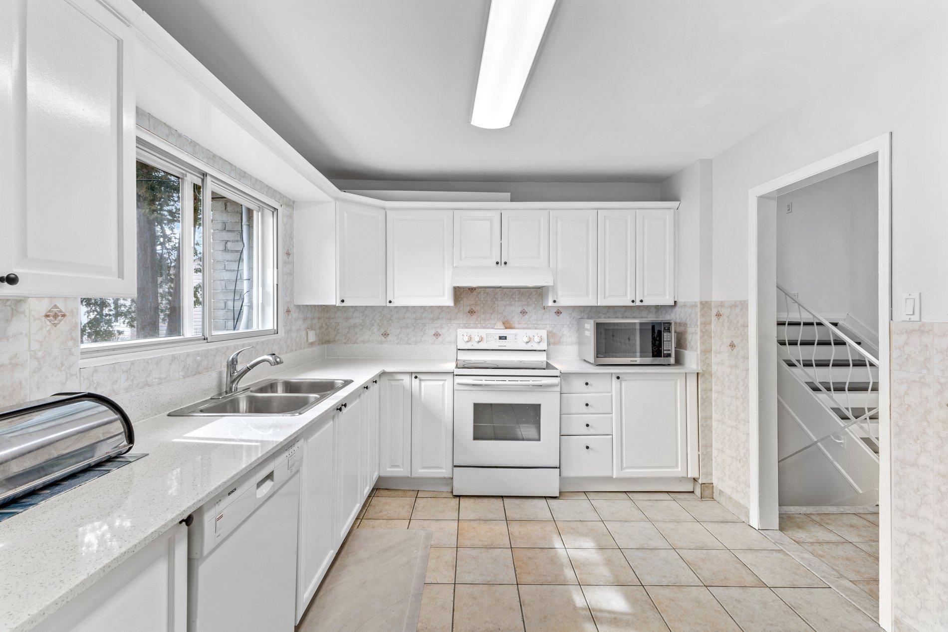 









89


Rue Sauvé

,
Dollard-des-Ormeaux,




QC
H9A1C4

