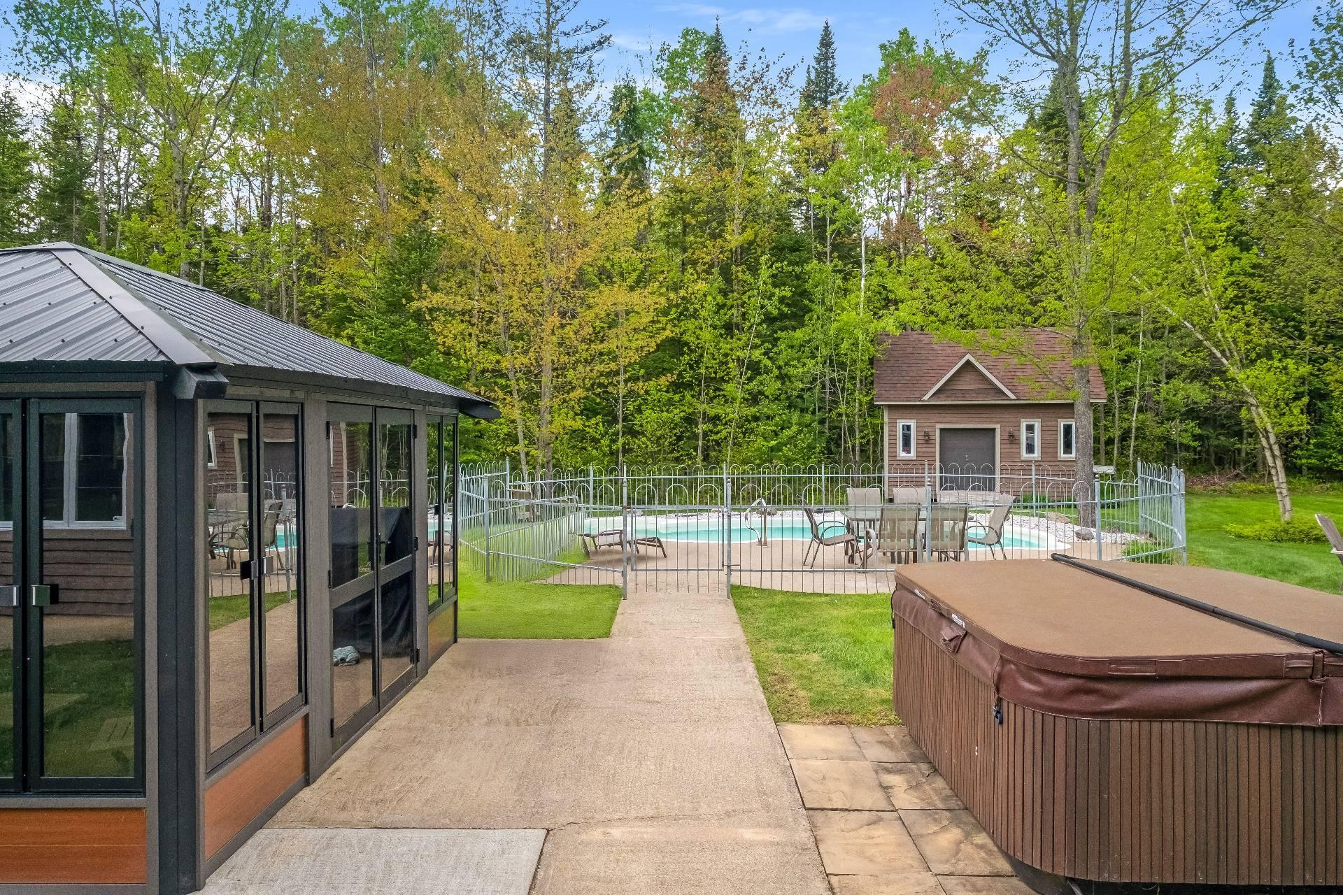 









1091


Rue Frédéric-Doyon

,
Sherbrooke (Brompton/Rock Forest/Saint-Élie/Deauville),




QC
J1R0T1

