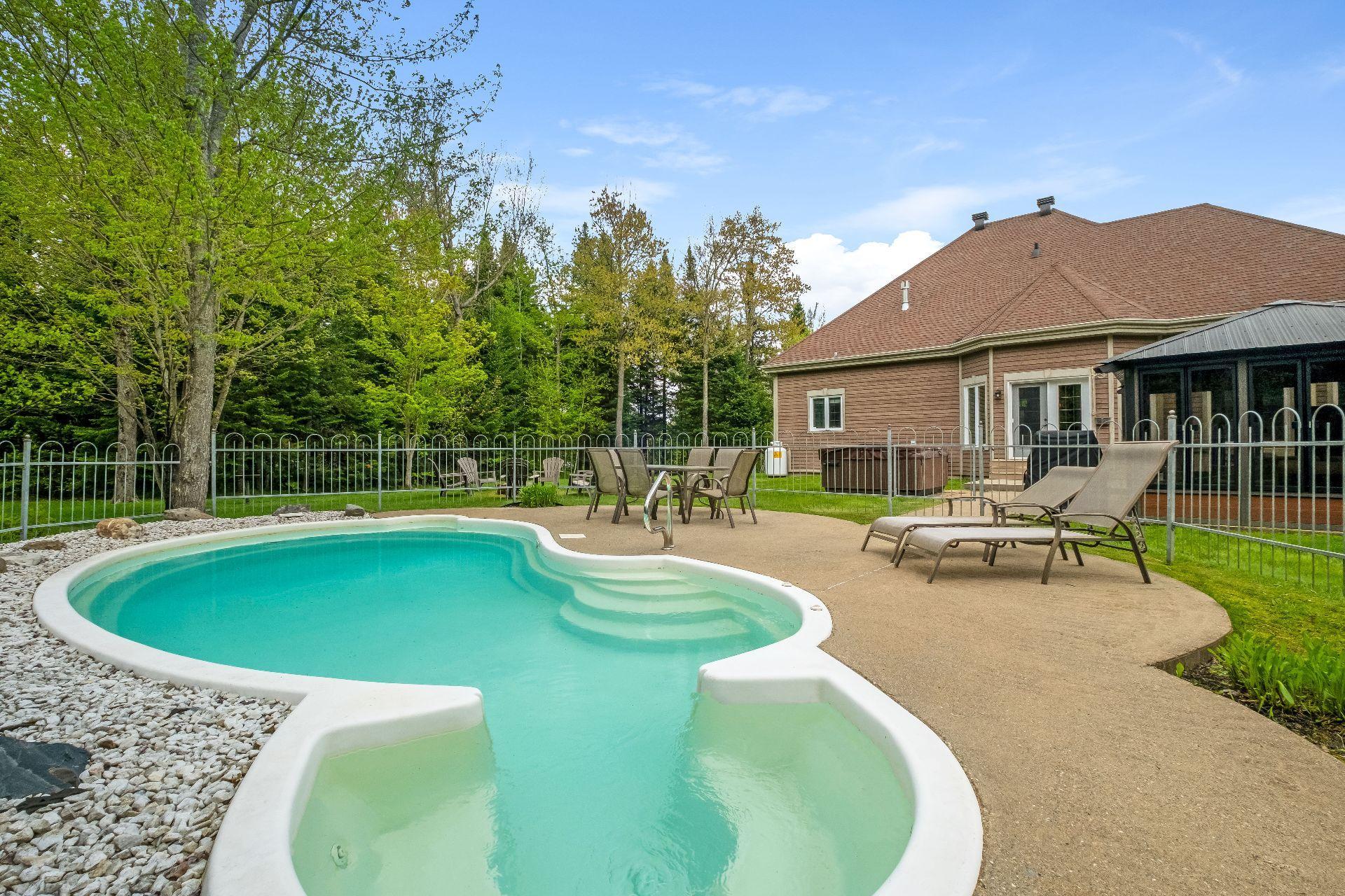









1091


Rue Frédéric-Doyon

,
Sherbrooke (Brompton/Rock Forest/Saint-Élie/Deauville),




QC
J1R0T1

