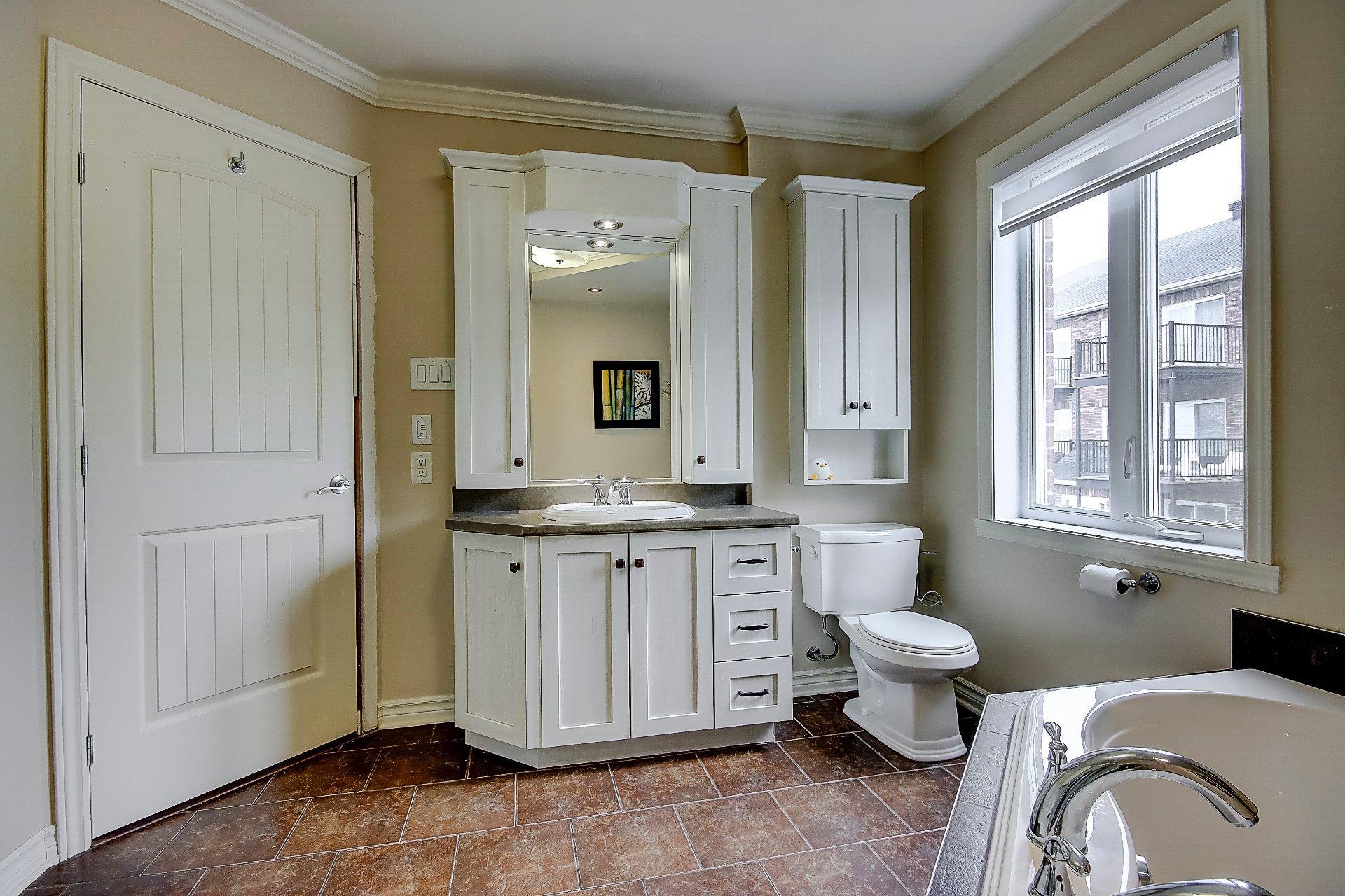 









393


Rue Boire

, D,
Napierville,




QC
J0J1L0

