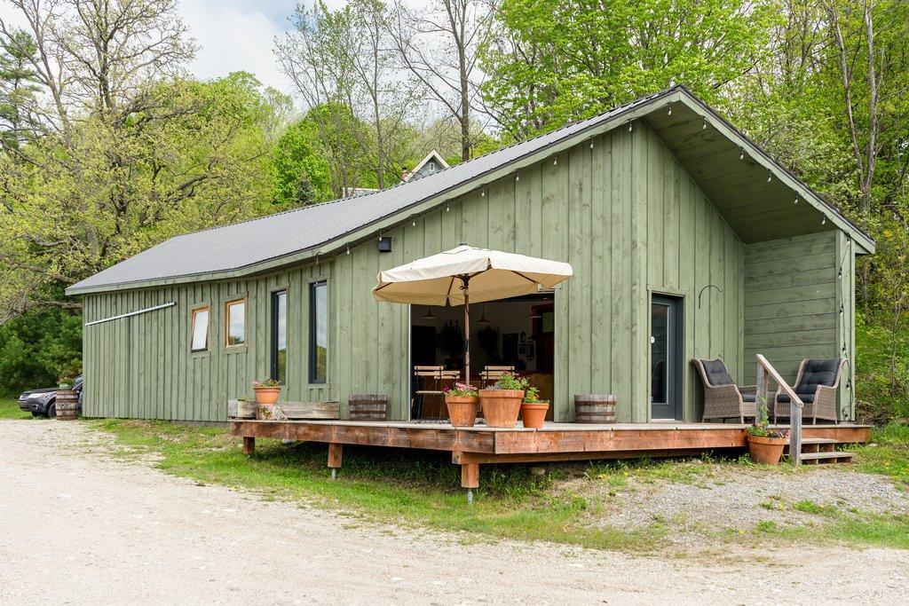 









70


Ch. du Lac-Bernard N.

,
Low,







QC
J0X2C0

