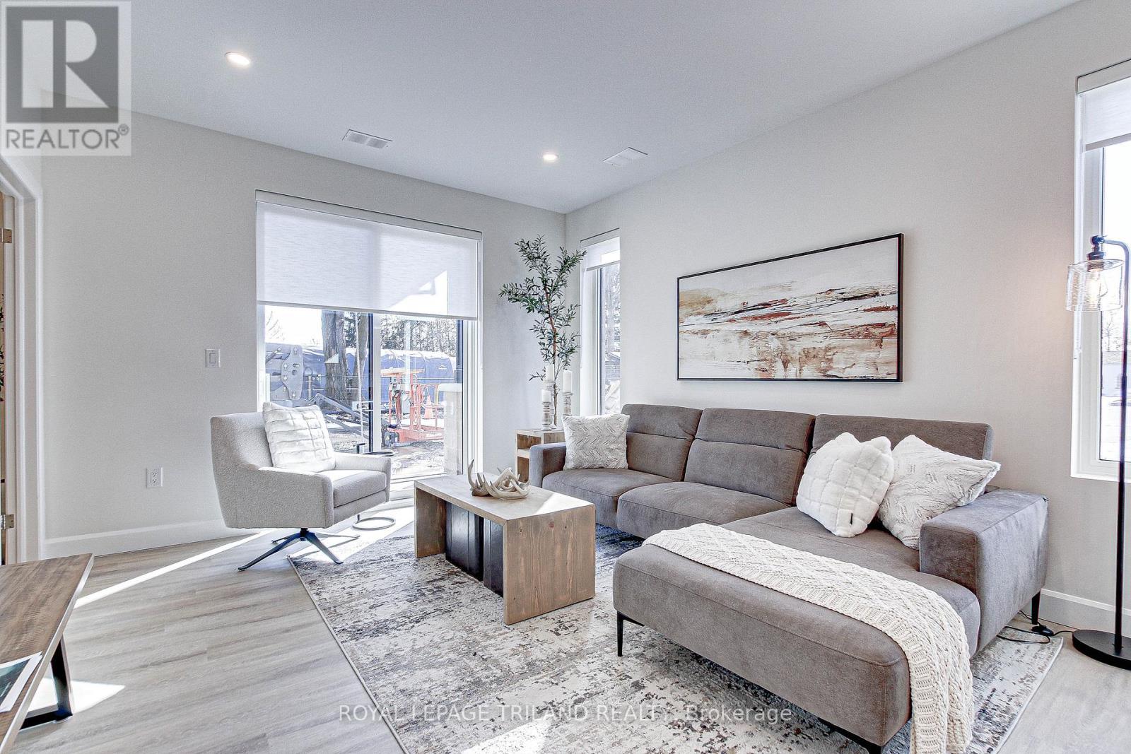 












203 - 75 WALNUT STREET

,
St. Thomas,




Ontario
N5R2Y7

