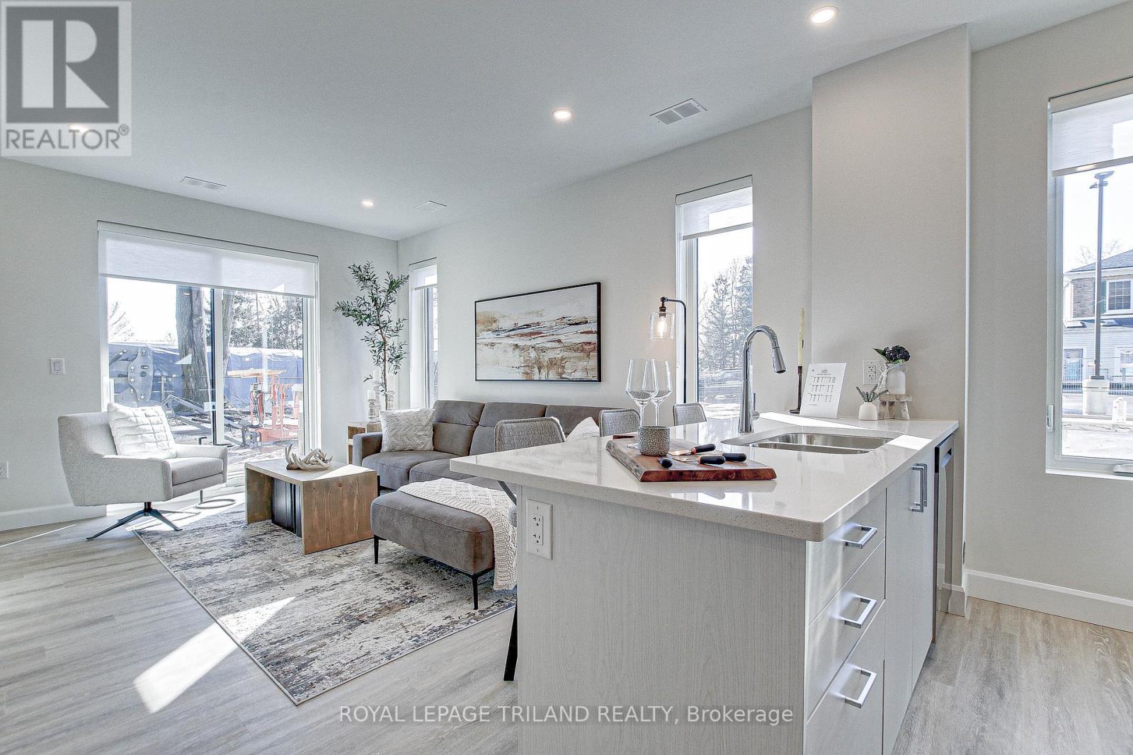 












203 - 75 WALNUT STREET

,
St. Thomas,




Ontario
N5R2Y7


