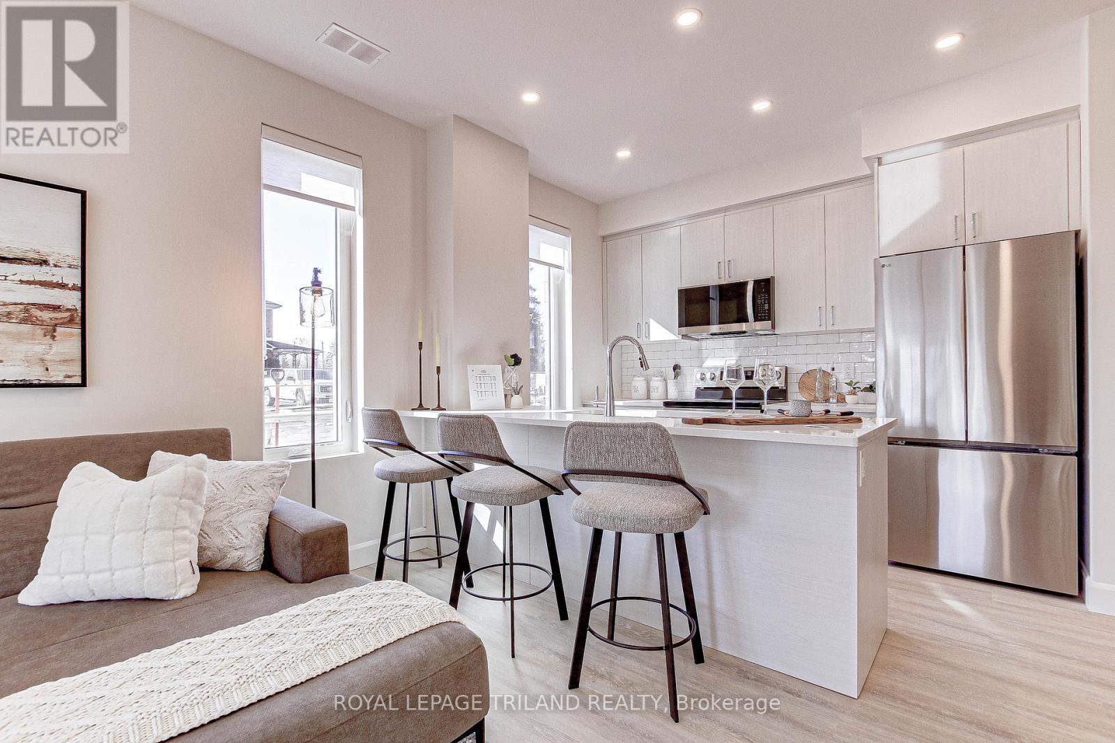 












203 - 75 WALNUT STREET

,
St. Thomas,




Ontario
N5R2Y7

