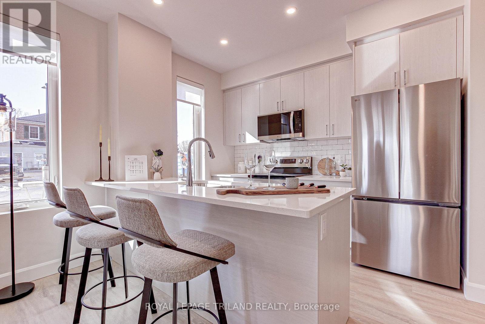 












203 - 75 WALNUT STREET

,
St. Thomas,




Ontario
N5R2Y7

