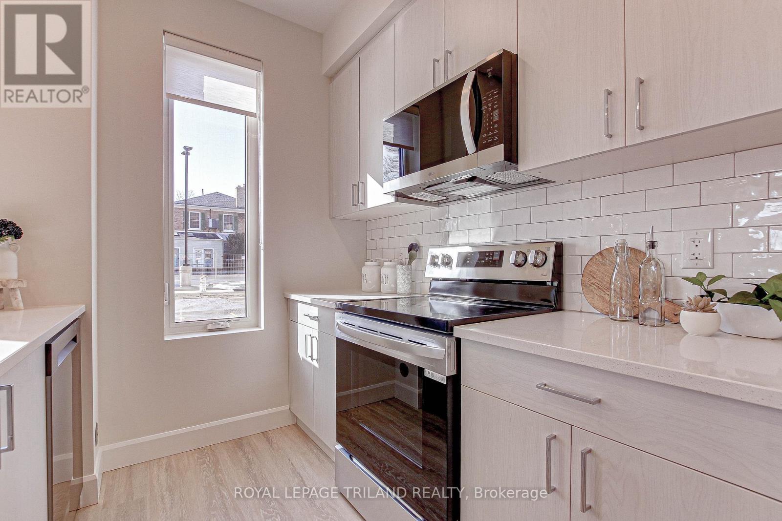 












203 - 75 WALNUT STREET

,
St. Thomas,




Ontario
N5R2Y7

