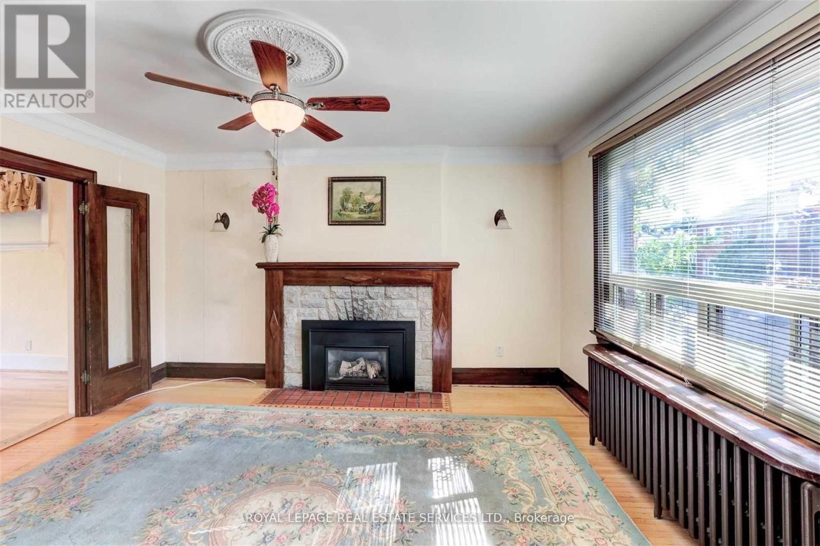 












21 LORINDALE AVENUE

,
Toronto,




Ontario
M5M3C3

