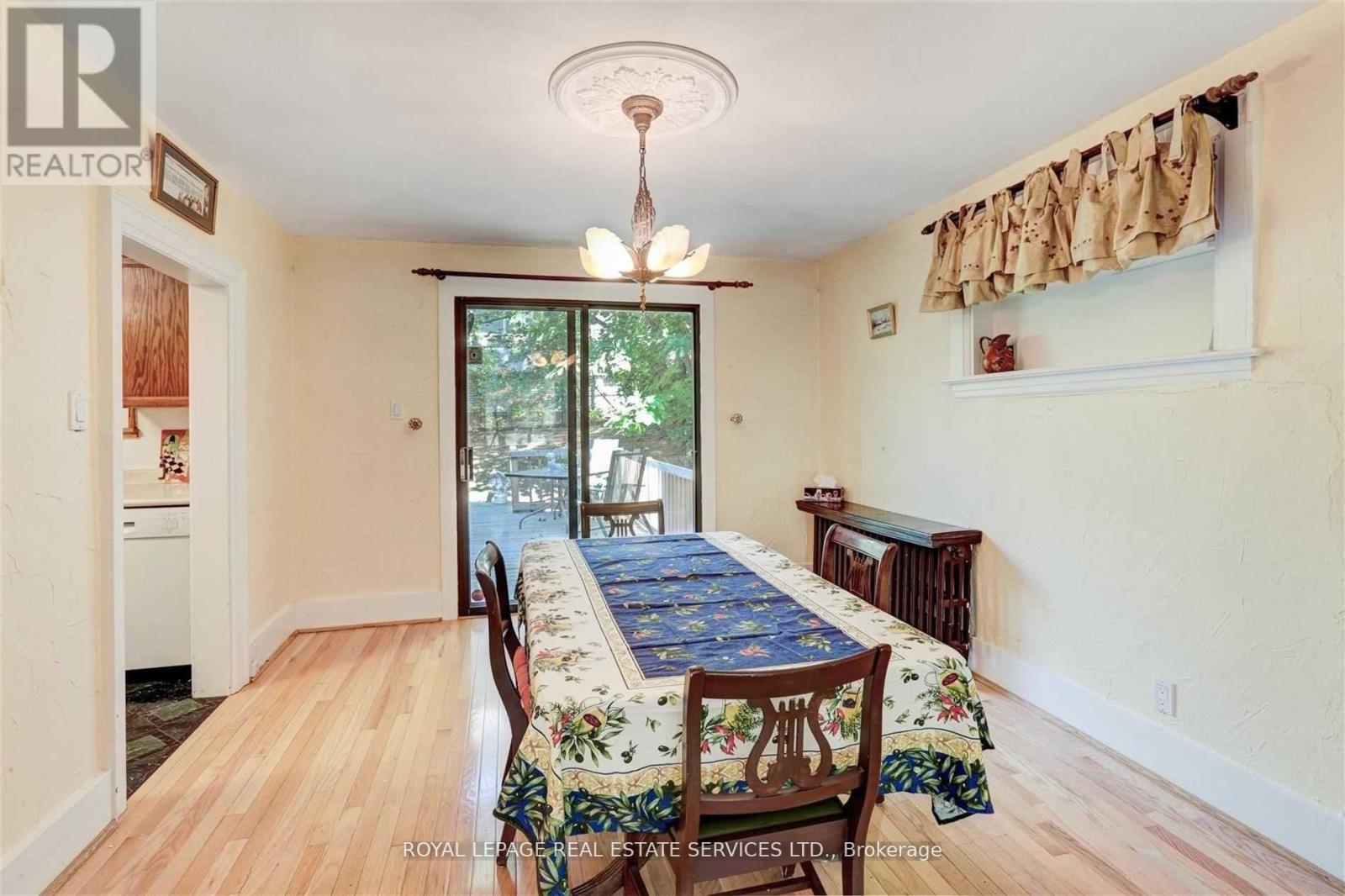 












21 LORINDALE AVENUE

,
Toronto,




Ontario
M5M3C3

