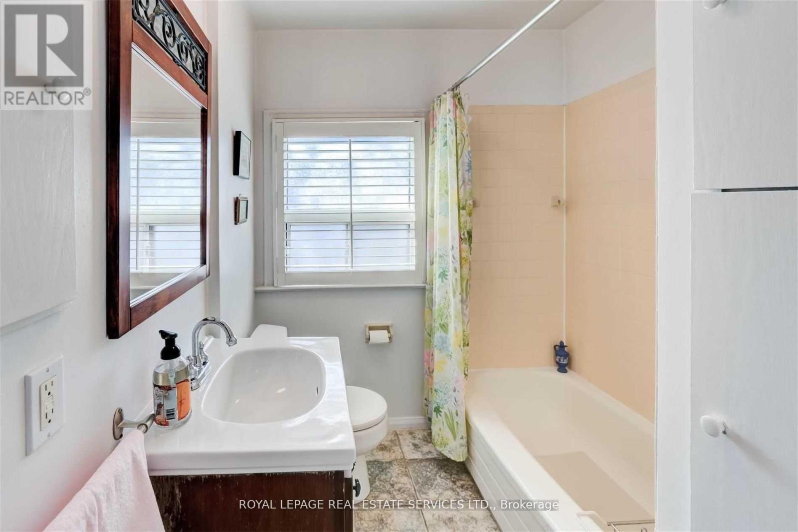












21 LORINDALE AVENUE

,
Toronto,




Ontario
M5M3C3

