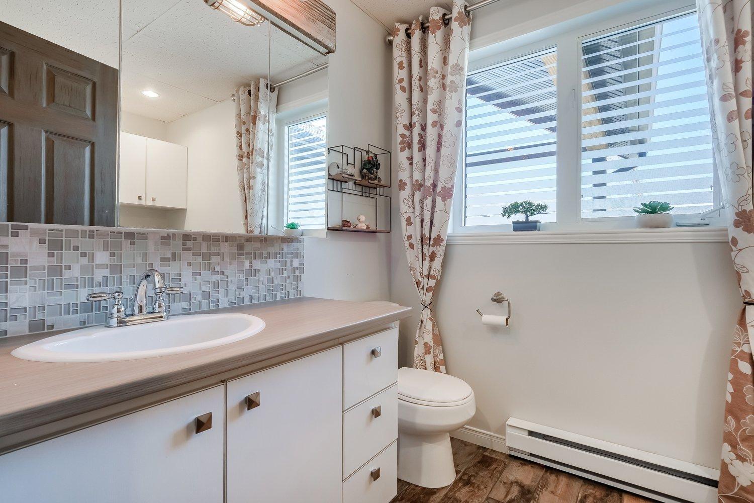









880

 - 900


Rue Daigneault

,
Acton Vale,




QC
J0H1A0

