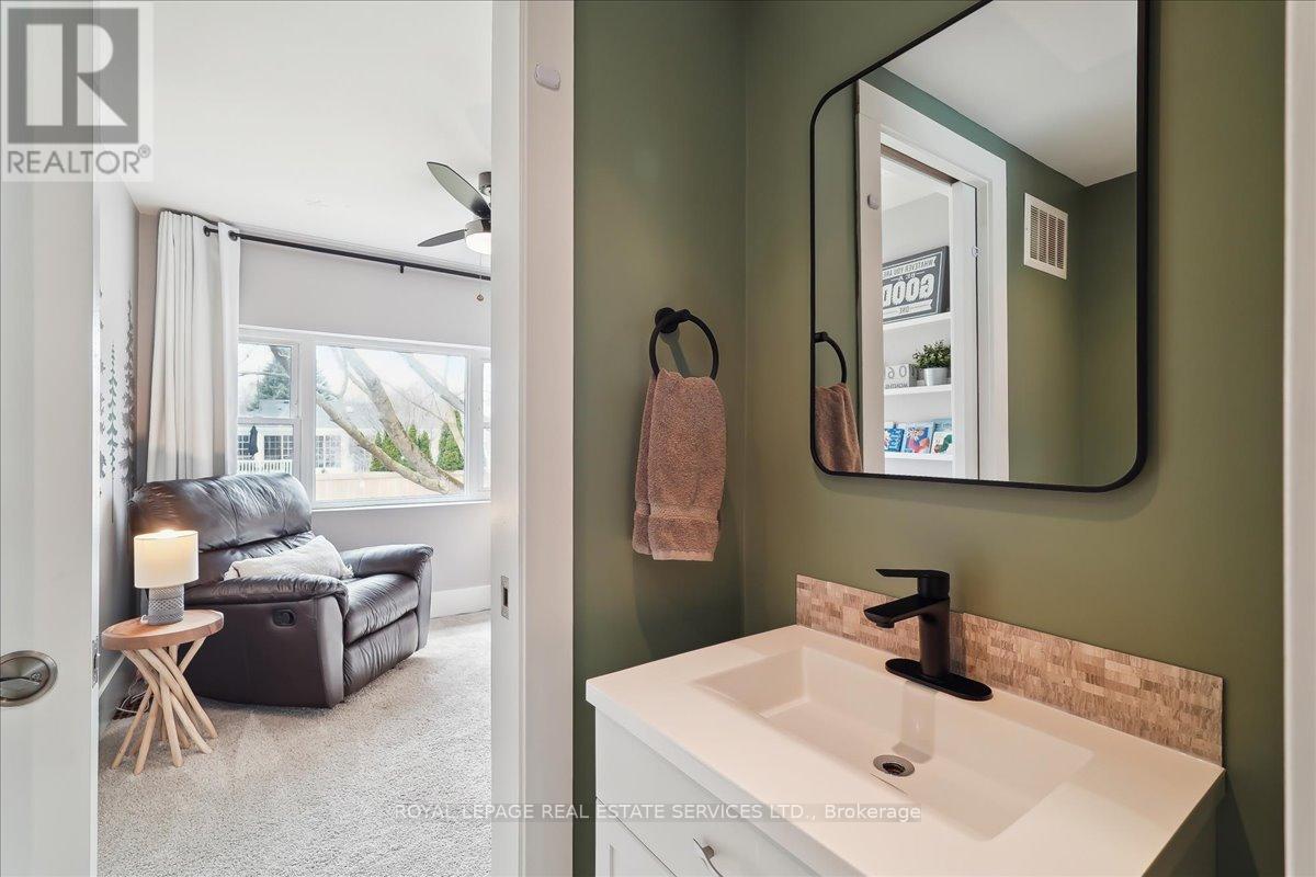 












856 TEAL DRIVE

,
Burlington,




Ontario
L7T2Y7

