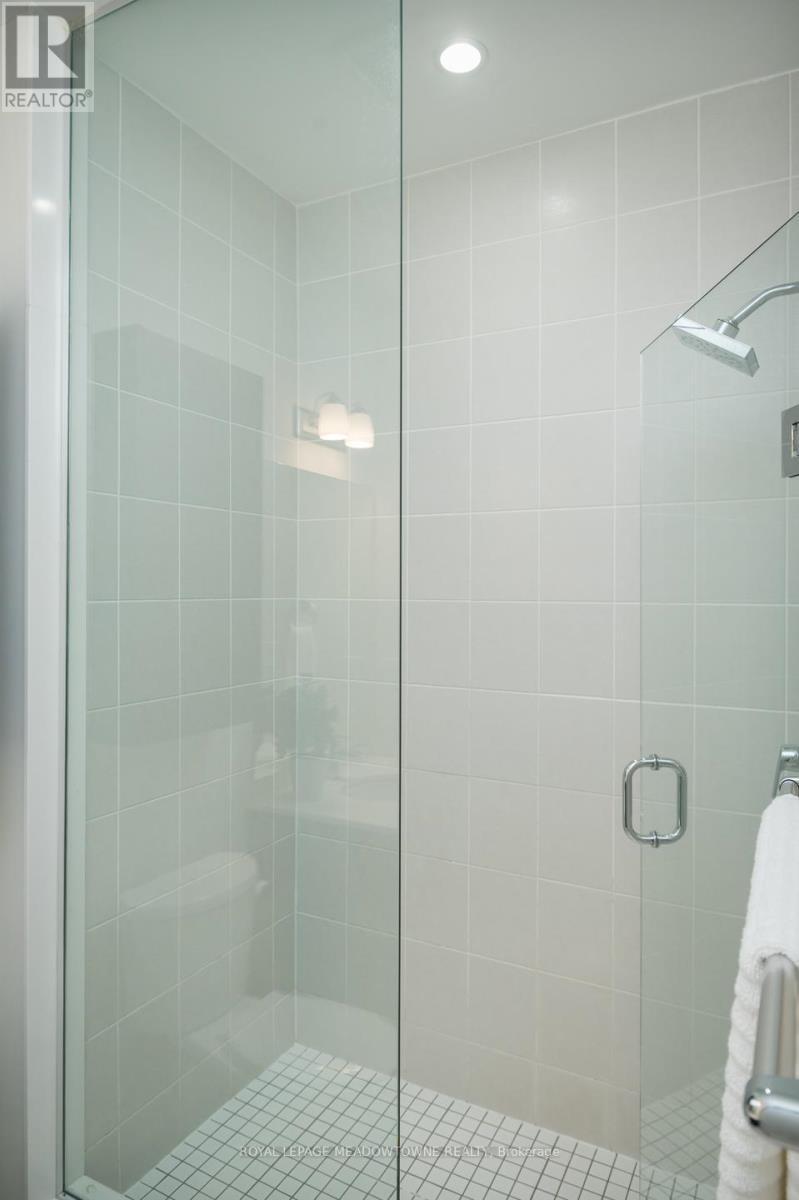 












2476 BADGER CRESCENT

,
Oakville,




Ontario
L6M5M1

