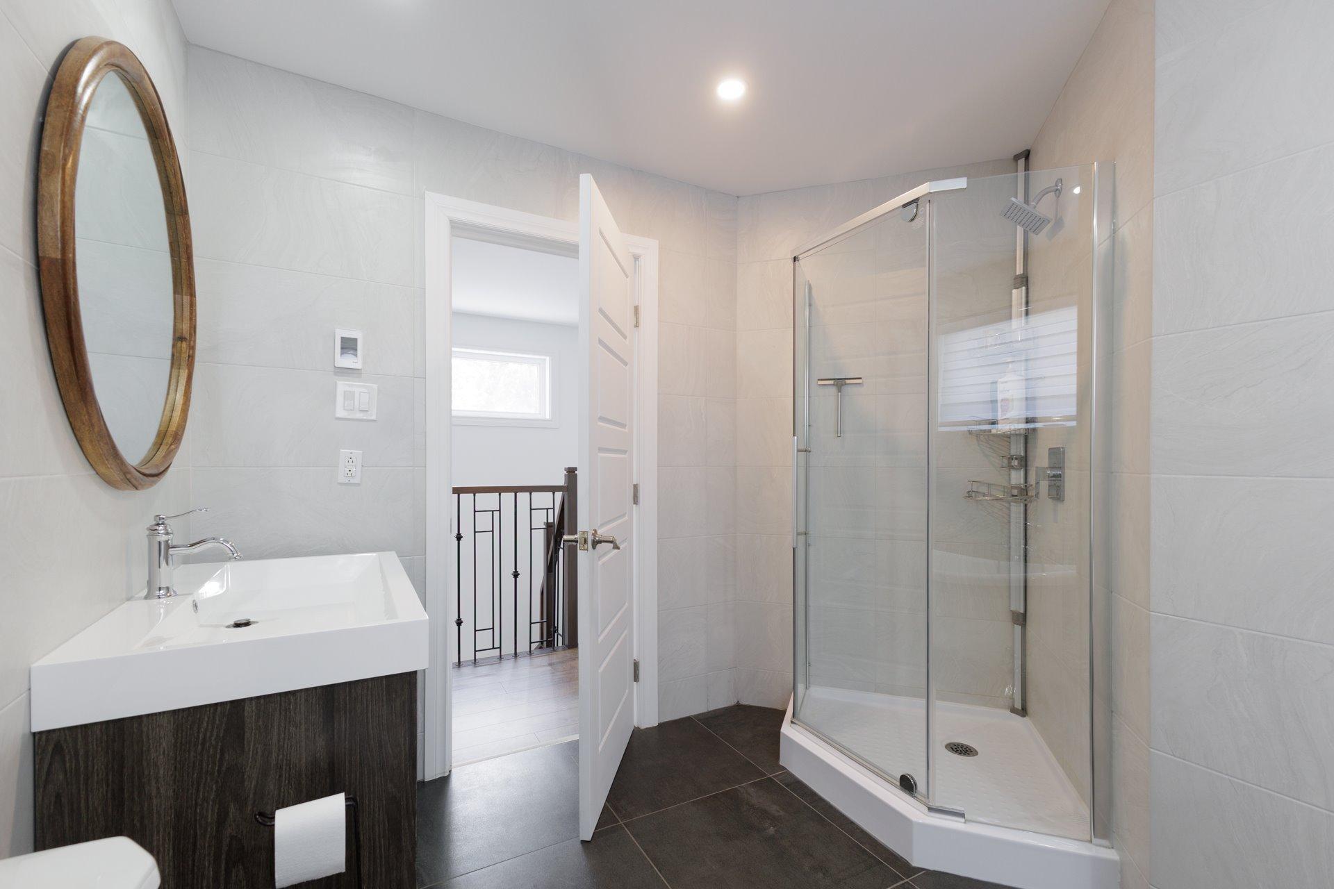 









19


8e Avenue

,
Laval (Auteuil),




QC
H7H2M2

