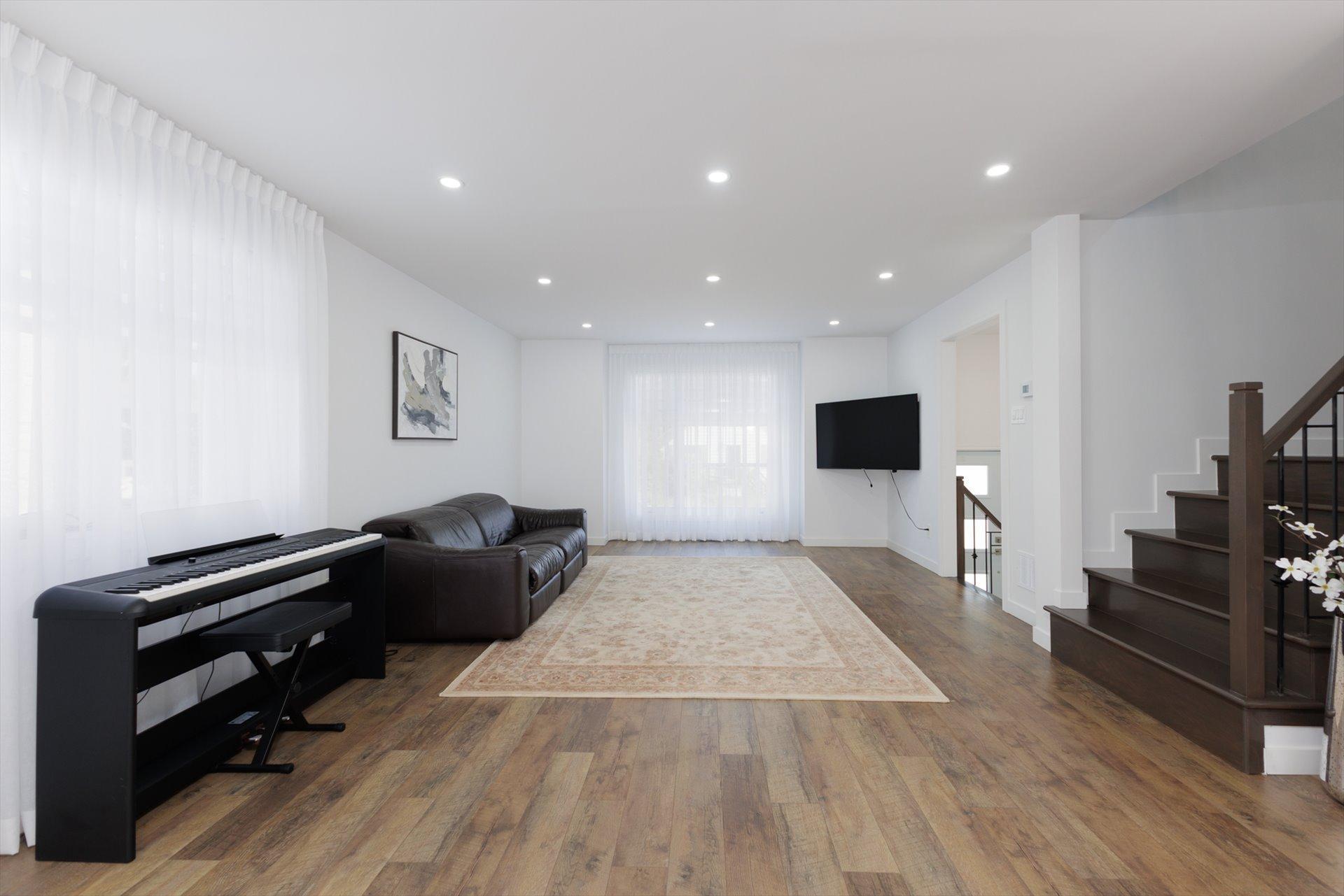 









19


8e Avenue

,
Laval (Auteuil),




QC
H7H2M2

