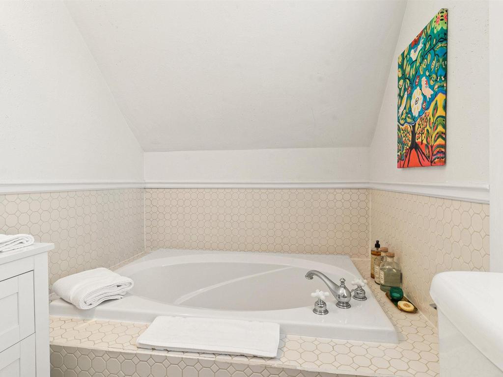 












93 Queen Street

,
Chester,




NS
B0J 1H0

