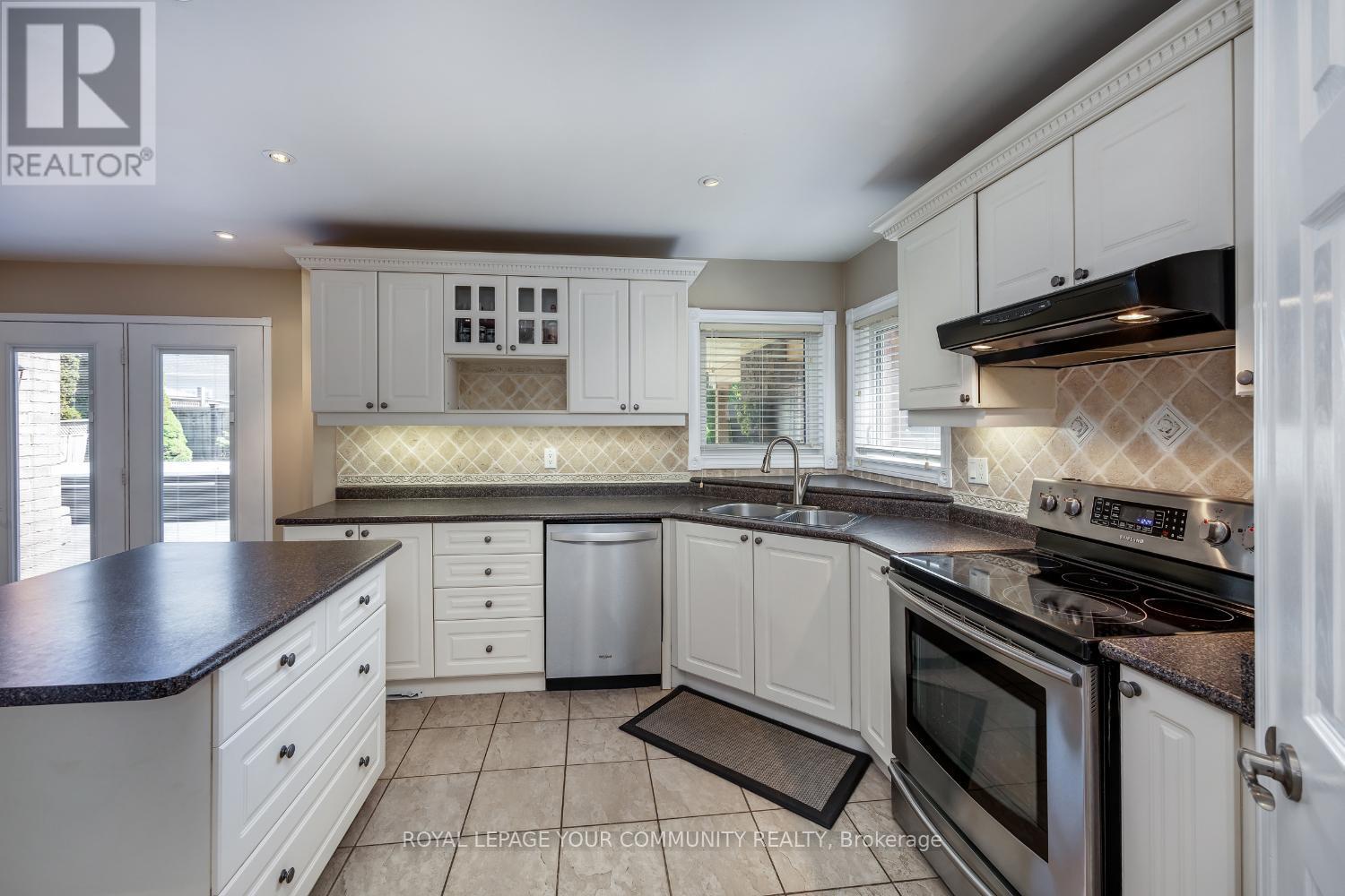 












3 BRIGGS CRESCENT E

,
Whitby,




Ontario
L1M2E8

