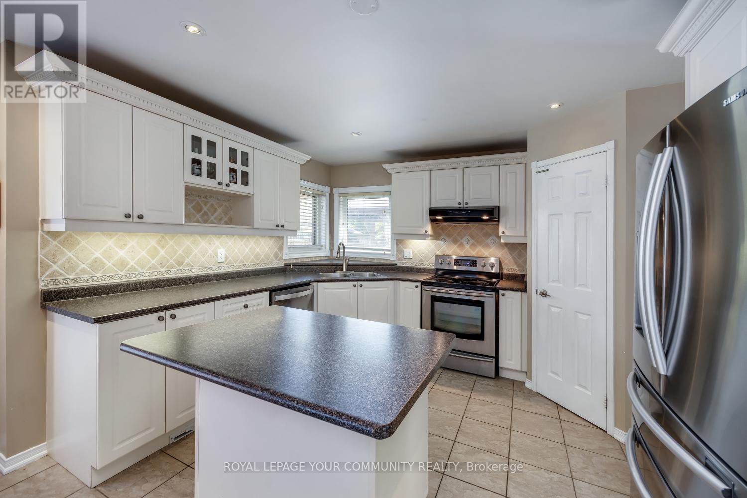 












3 BRIGGS CRESCENT E

,
Whitby,




Ontario
L1M2E8

