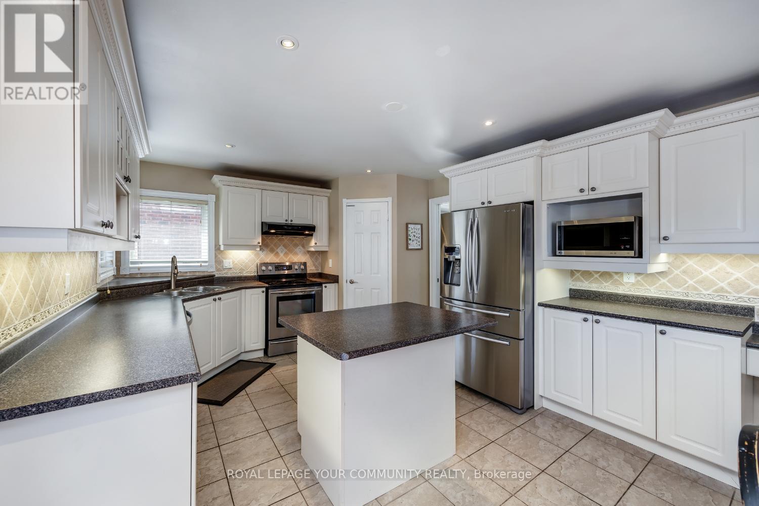 












3 BRIGGS CRESCENT E

,
Whitby,




Ontario
L1M2E8

