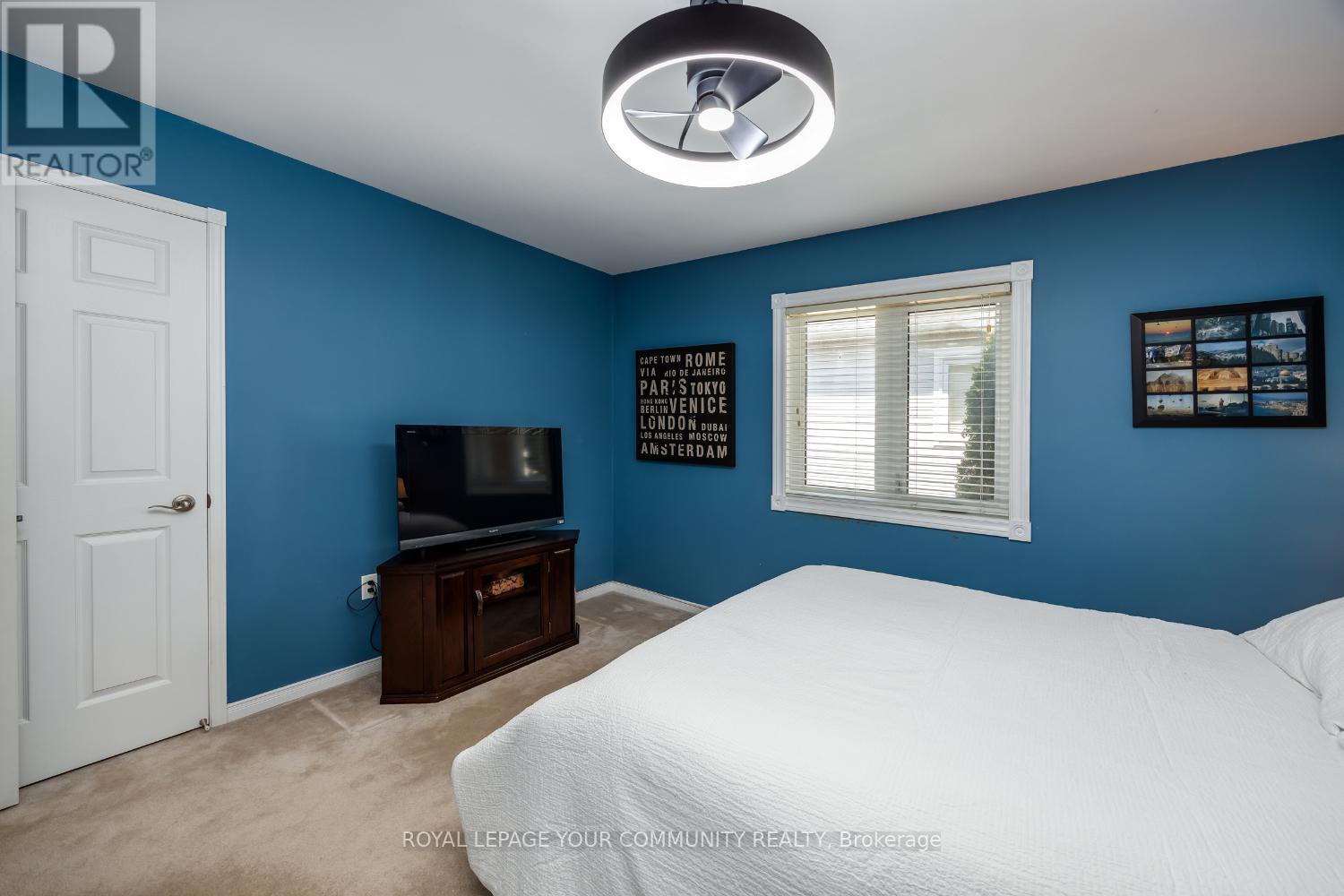 












3 BRIGGS CRESCENT E

,
Whitby,




Ontario
L1M2E8

