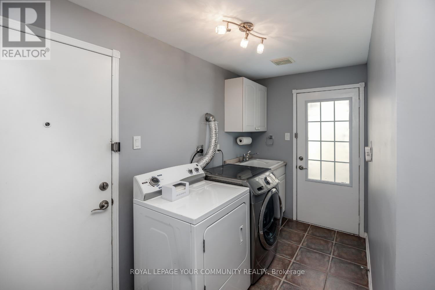 












3 BRIGGS CRESCENT E

,
Whitby,




Ontario
L1M2E8

