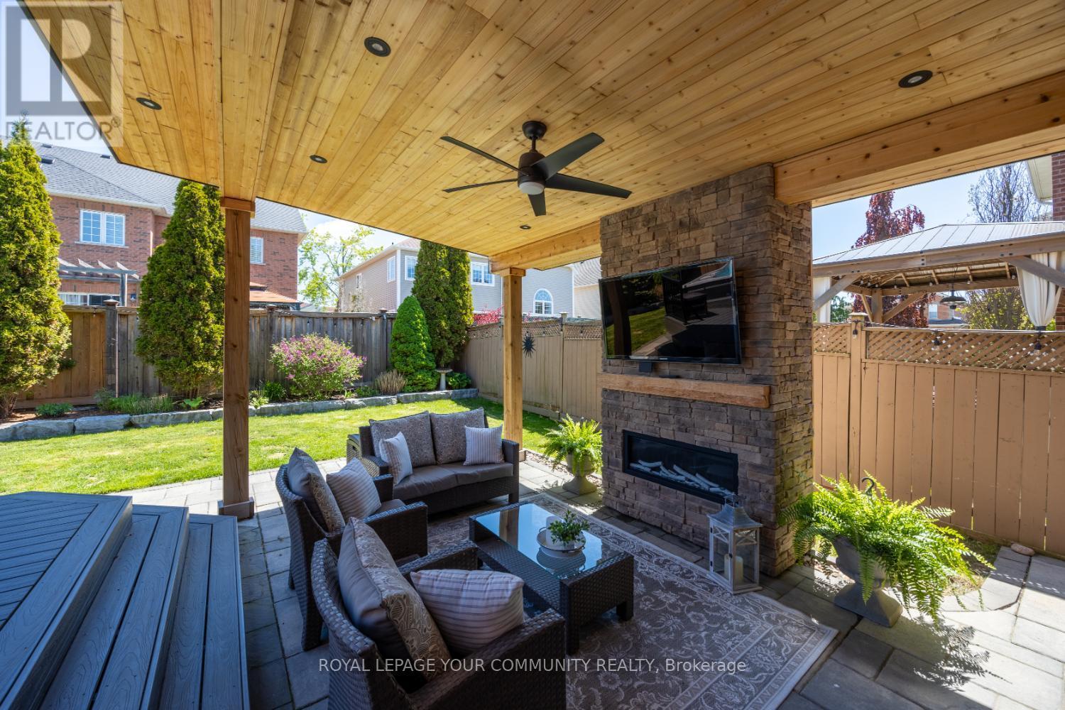 












3 BRIGGS CRESCENT E

,
Whitby,




Ontario
L1M2E8


