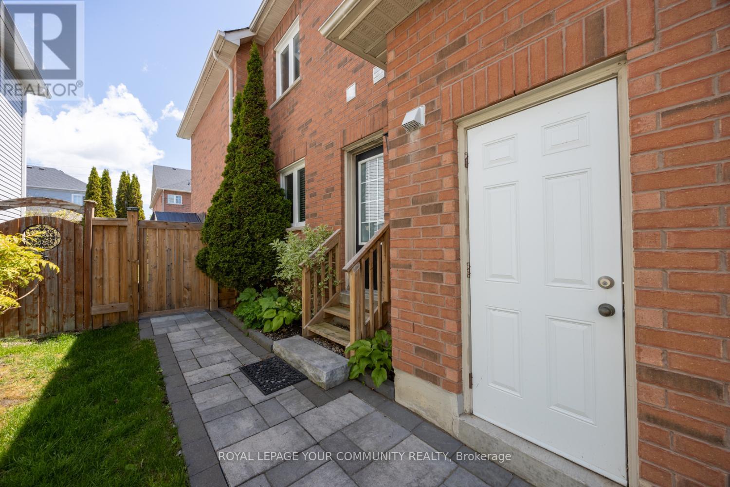 












3 BRIGGS CRESCENT E

,
Whitby,




Ontario
L1M2E8

