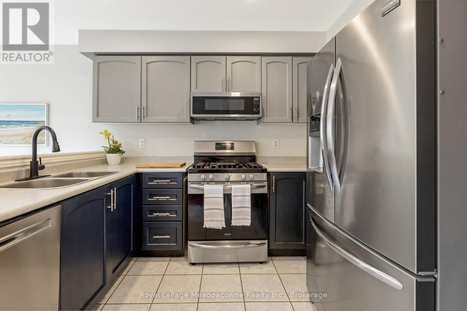 












13 ROBARTS DRIVE

,
Milton (DE Dempsey),




Ontario
L9T5P8

