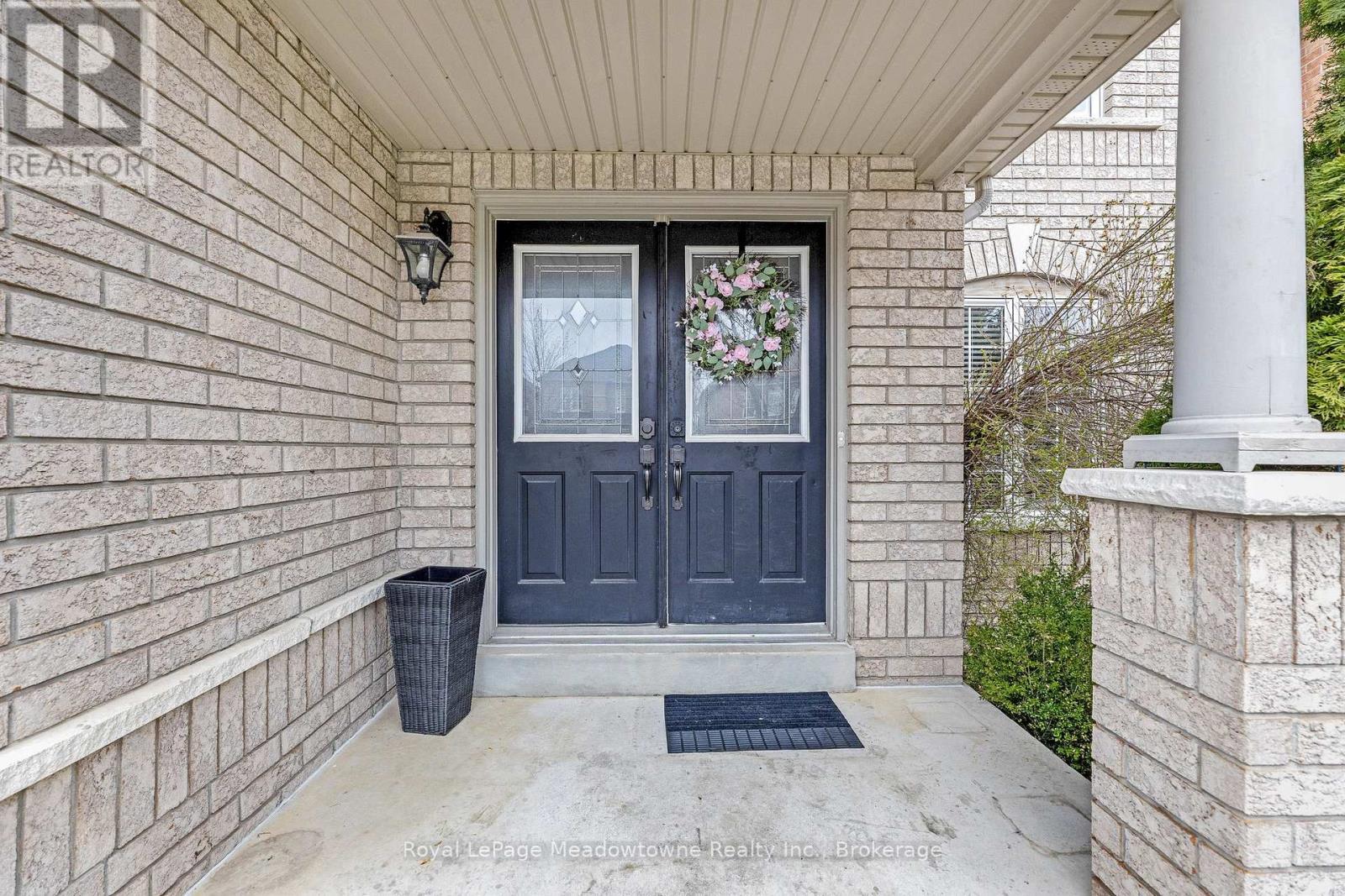 












13 ROBARTS DRIVE

,
Milton (DE Dempsey),




Ontario
L9T5P8

