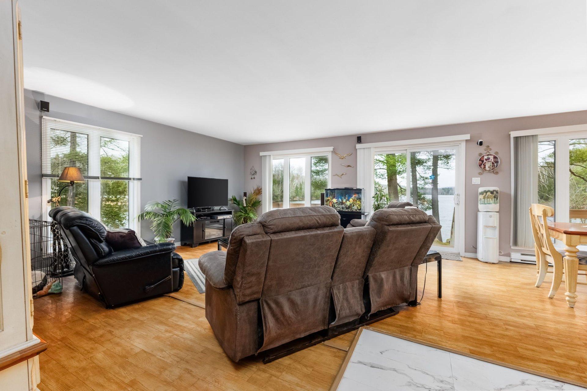 









637


Ch. du Lac-Cayamant

,
Cayamant,




QC
J0X1Y0

