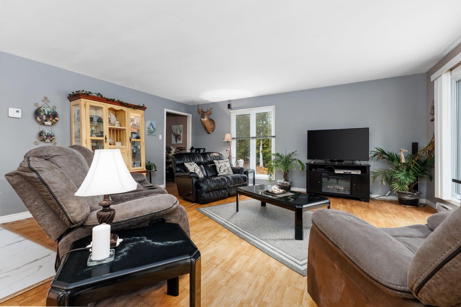 









637


Ch. du Lac-Cayamant

,
Cayamant,




QC
J0X1Y0

