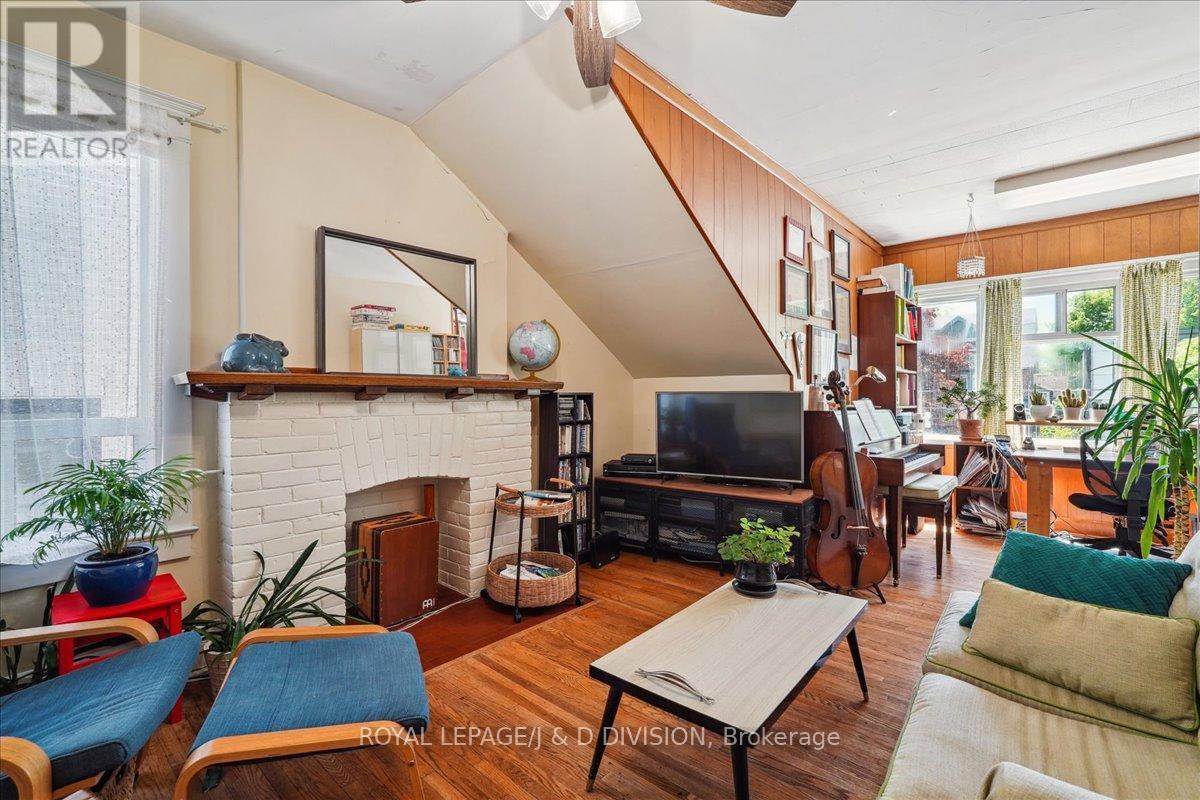 












172 BRIAR HILL AVENUE

,
Toronto,




Ontario
M4R1H9

