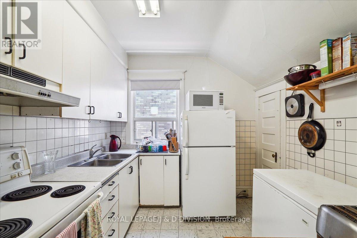 












172 BRIAR HILL AVENUE

,
Toronto,




Ontario
M4R1H9

