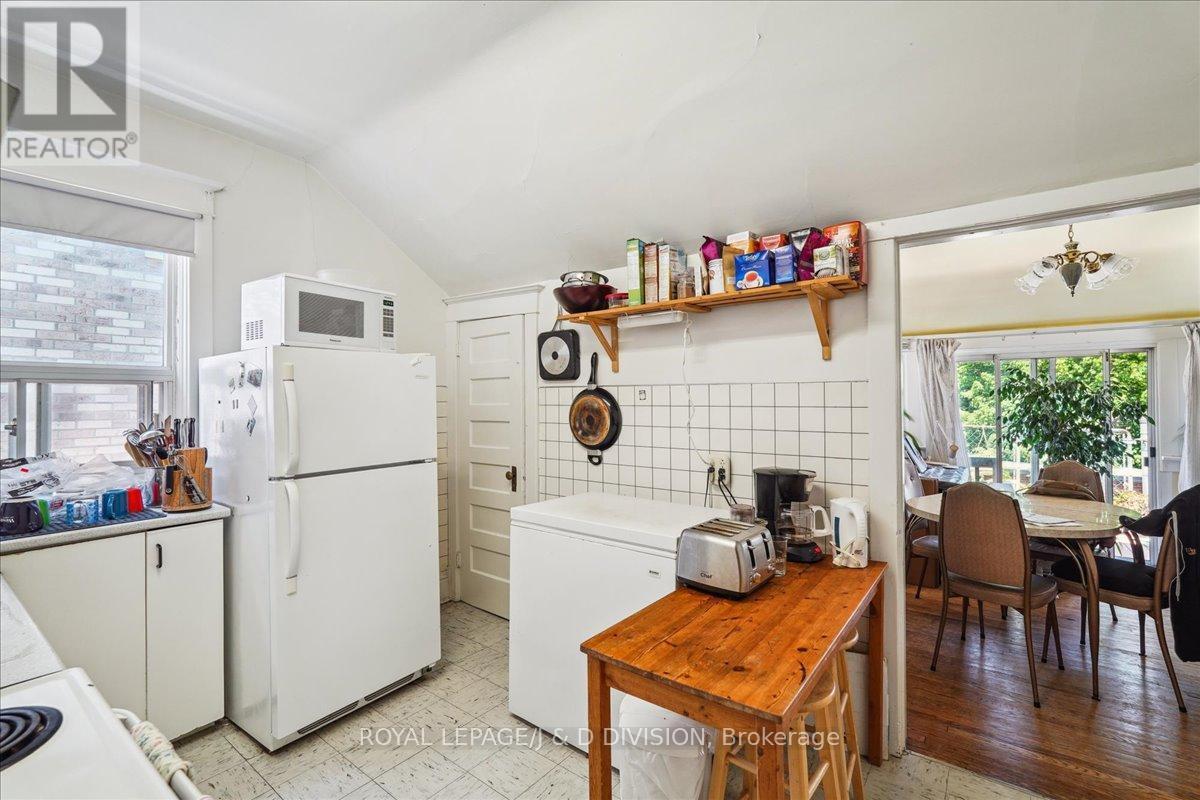 












172 BRIAR HILL AVENUE

,
Toronto,




Ontario
M4R1H9

