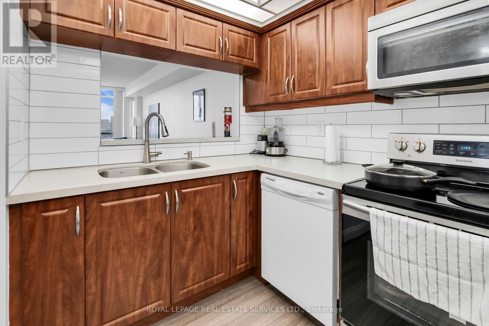 












708 - 24 HANOVER ROAD

,
Brampton,




Ontario
L6S5K8

