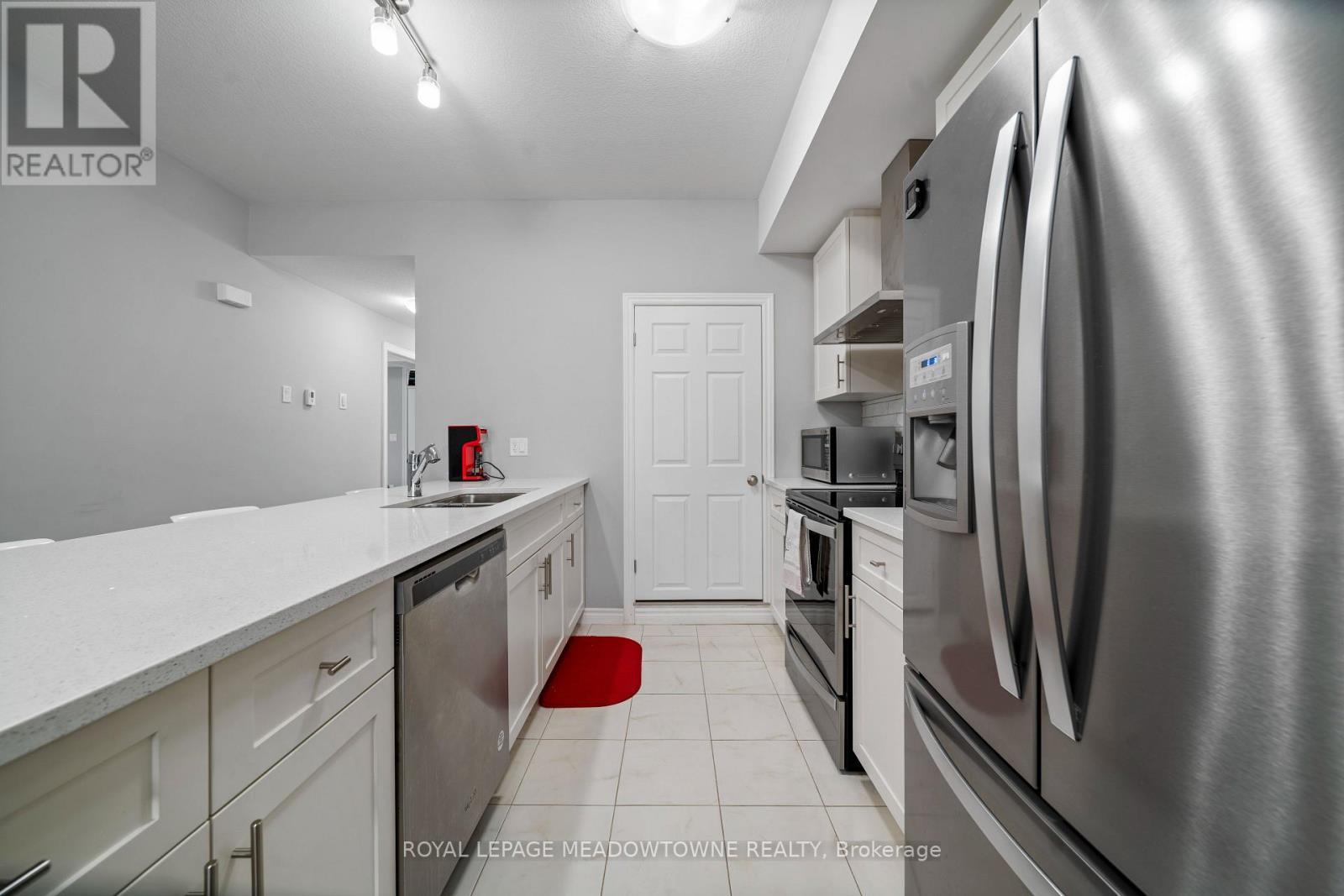 












6 - 182 OAT LANE

,
Kitchener,




Ontario
N2R0S8


