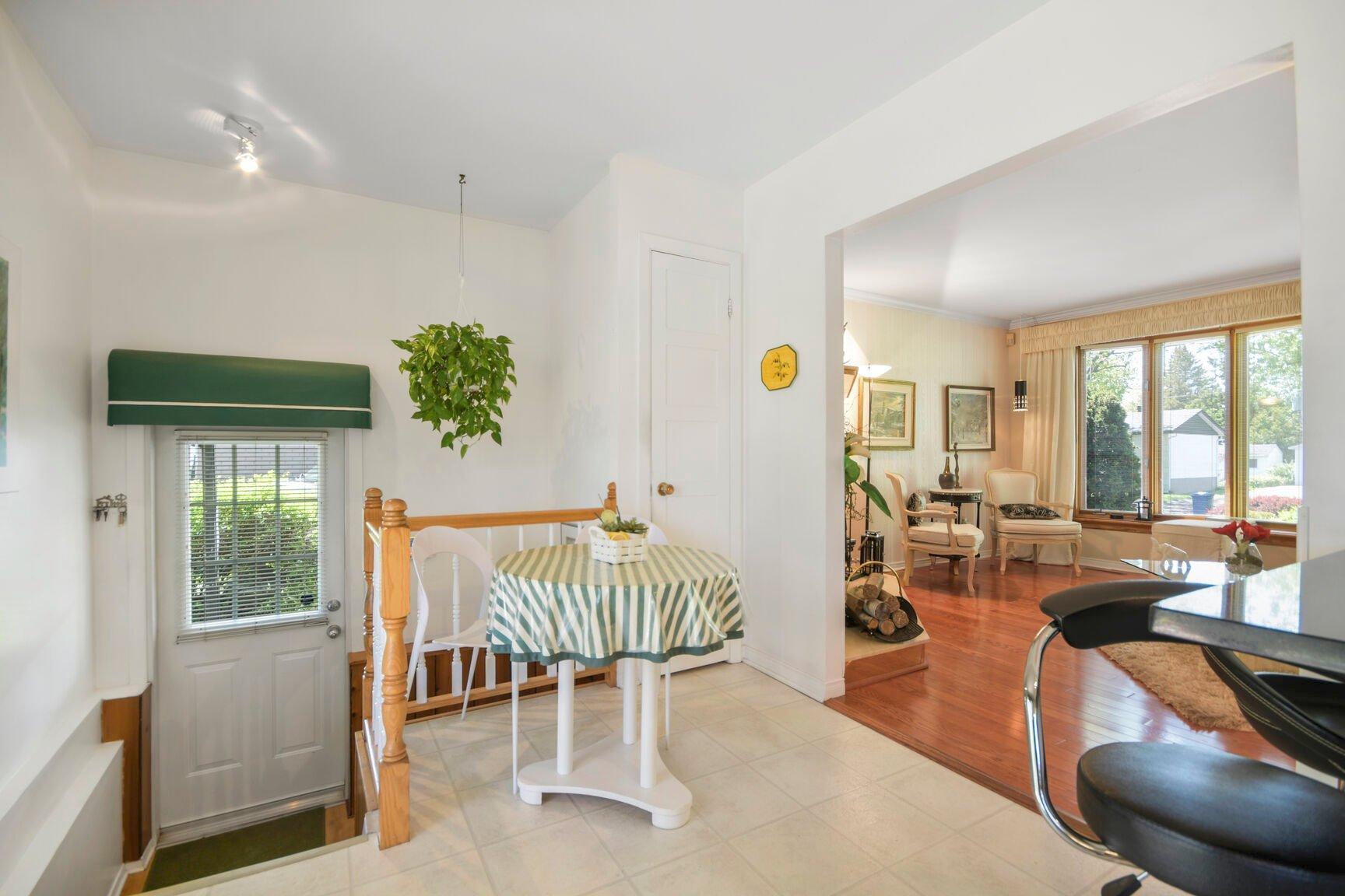 









3516


Rue Isabelle

,
Laval (Fabreville),




QC
H7P3N6

