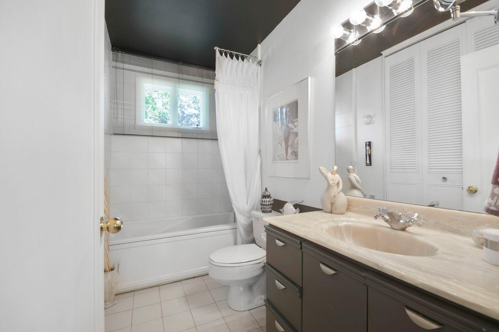 









3516


Rue Isabelle

,
Laval (Fabreville),




QC
H7P3N6

