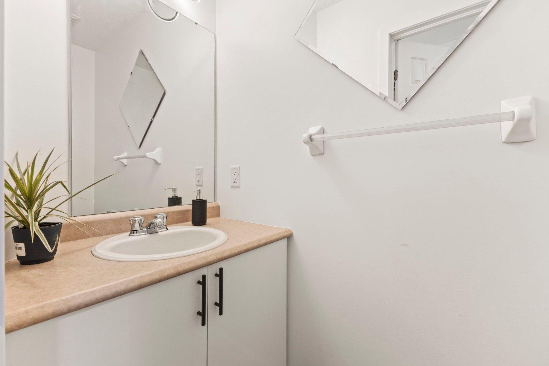 









5


Rue des Tourterelles

,
Gatineau (Hull),




QC
J9A3T3

