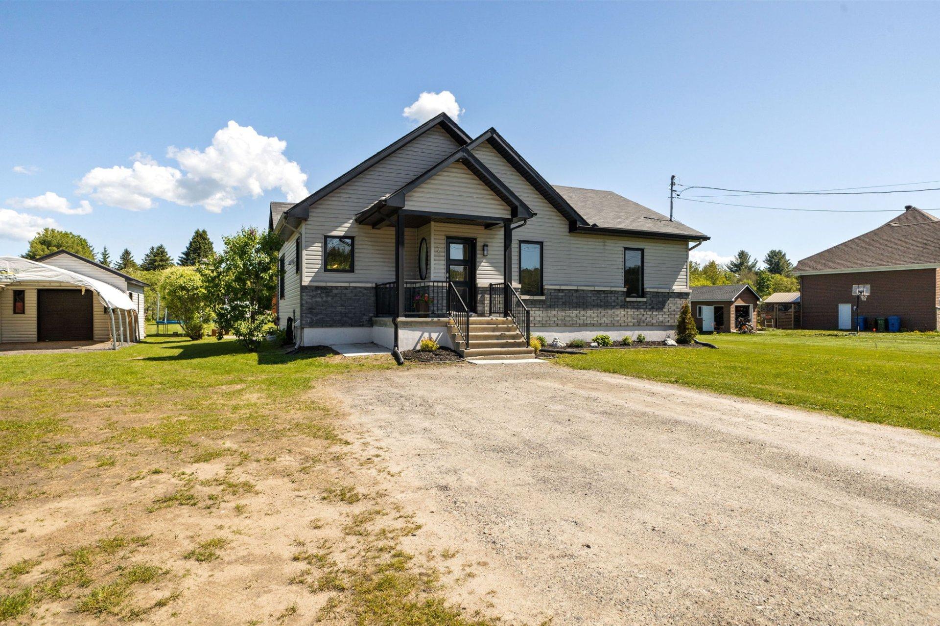 









7


Imp. de Charlesbourg

,
Cantley,




QC
J8V3M7

