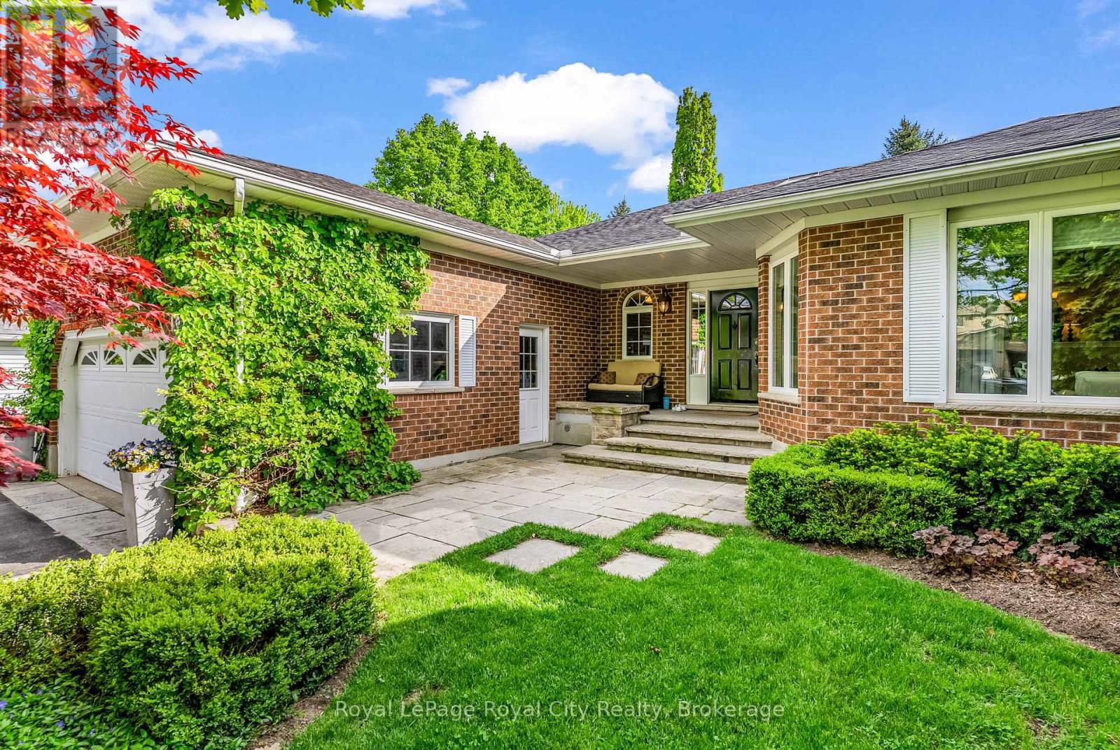 












12 WOOD DUCK COURT

,
Guelph (Kortright Hills),




Ontario
N1C1B1

