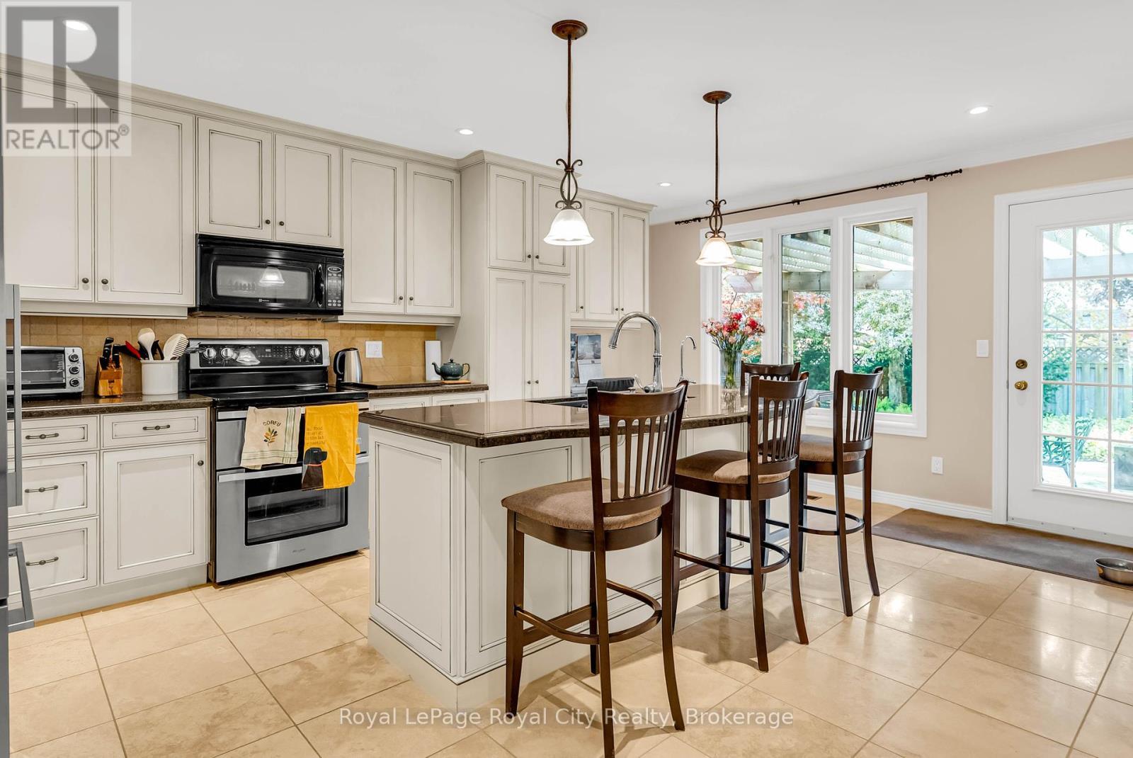 












12 WOOD DUCK COURT

,
Guelph (Kortright Hills),




Ontario
N1C1B1

