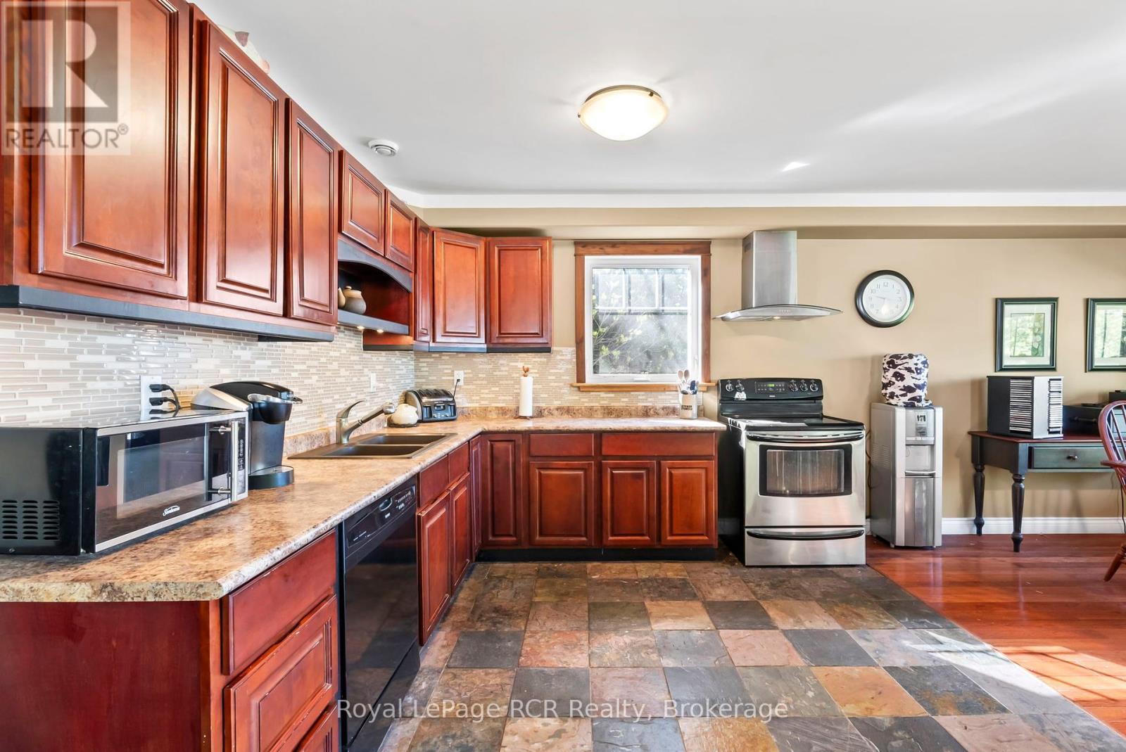 












149 GLENDALE AIRPORT ROAD

,
Chatsworth,




Ontario
N0H1R0

